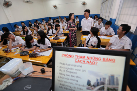 Cô Lê Thị Lý - tổ trưởng tổ giáo dục công dân Trường THPT Trần Khai Nguyên, Q.5, TP.HCM - dạy Luật phòng chống tham nhũng cho học sinh lớp 10A9.